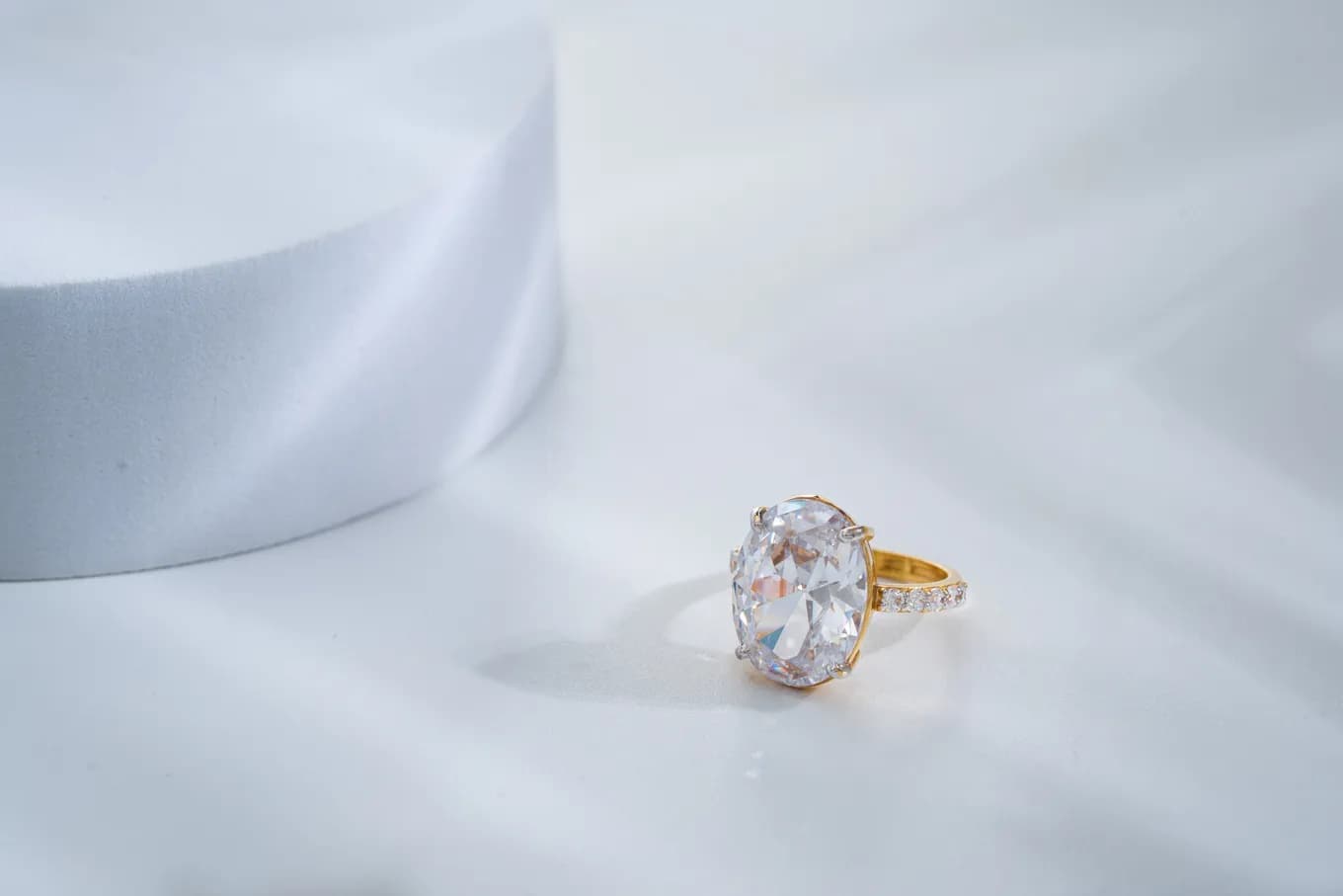 Magnificient solitaire ring – handcrafted gold RINGS (alternate view)