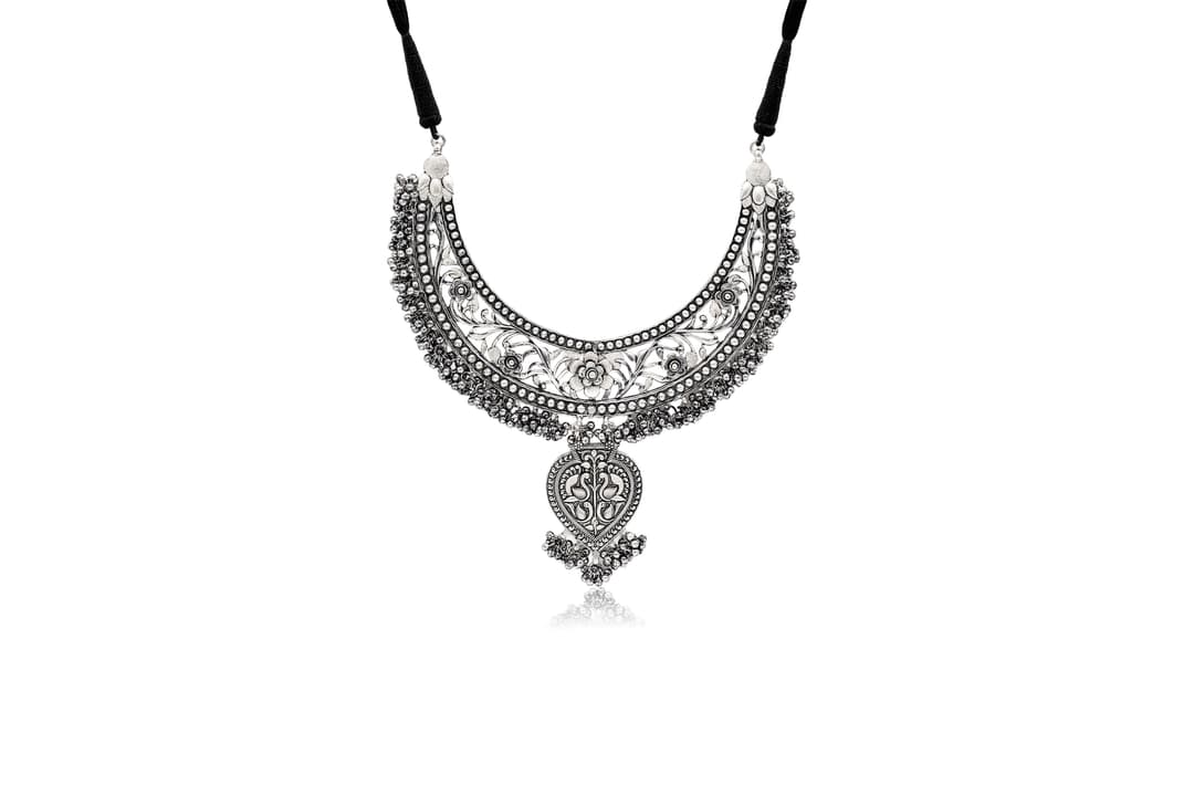 SILVER HASLI NECKLACE