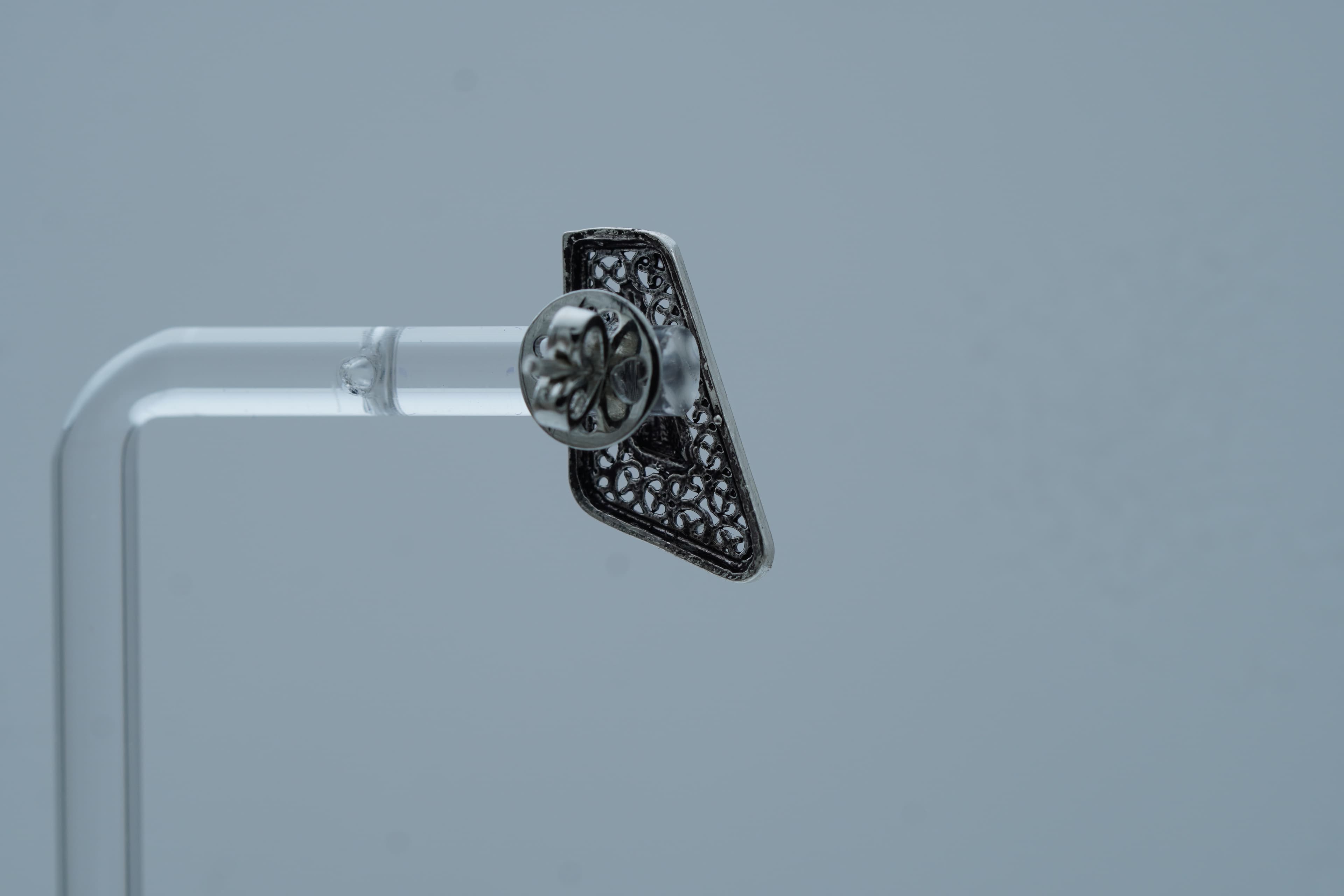 POISE SILVER STUD EARRINGS