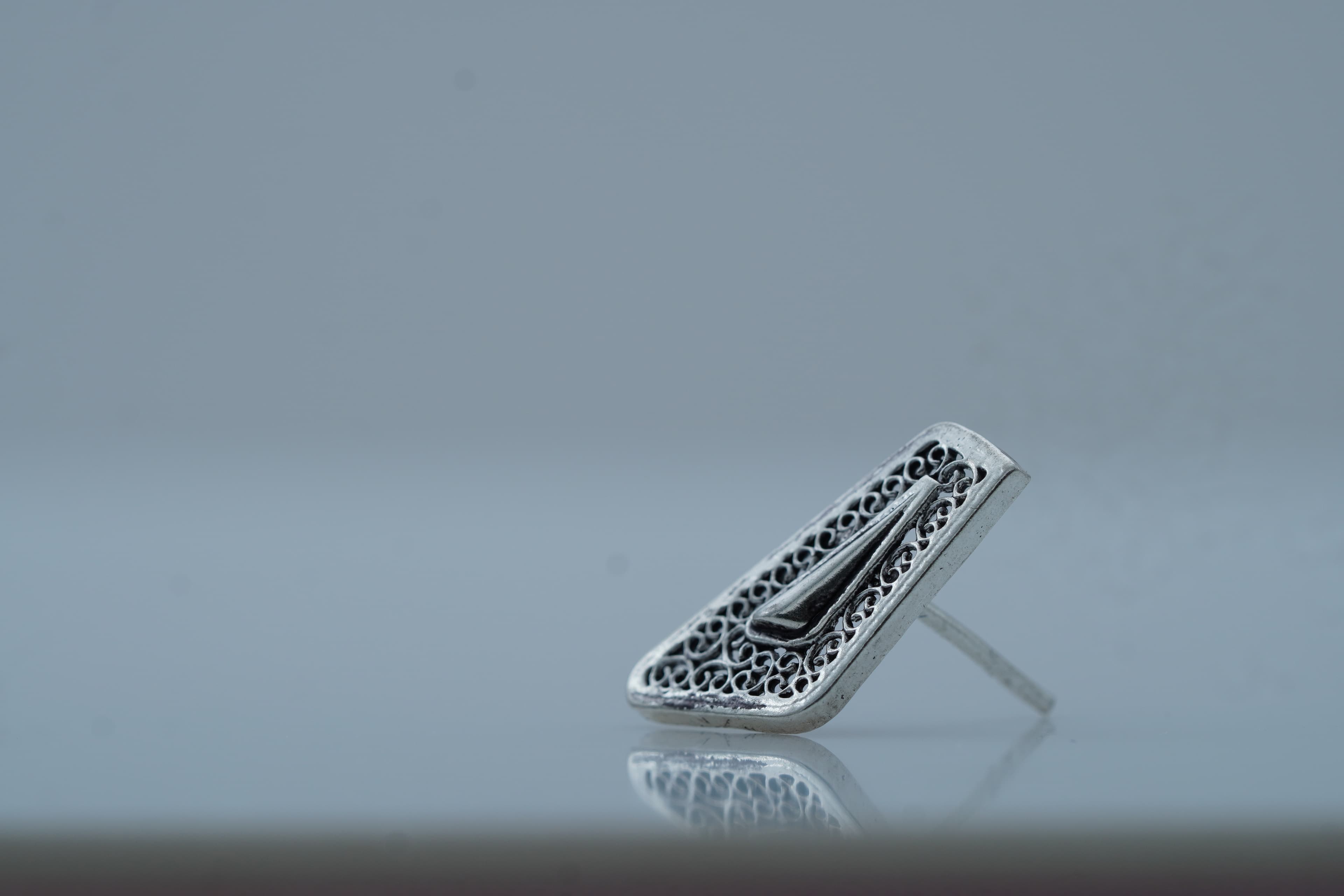 POISE SILVER STUD EARRINGS