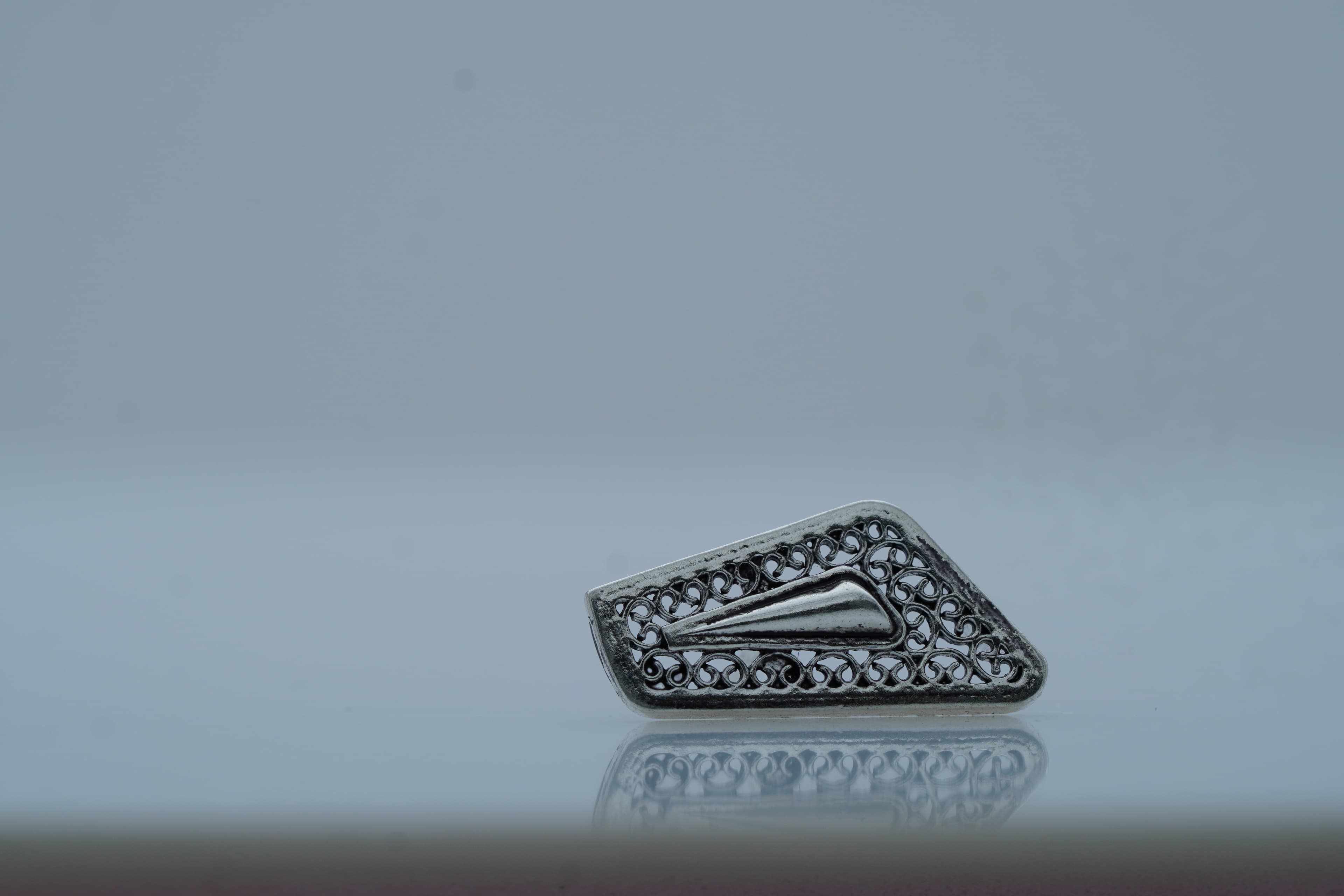 POISE SILVER STUD EARRINGS