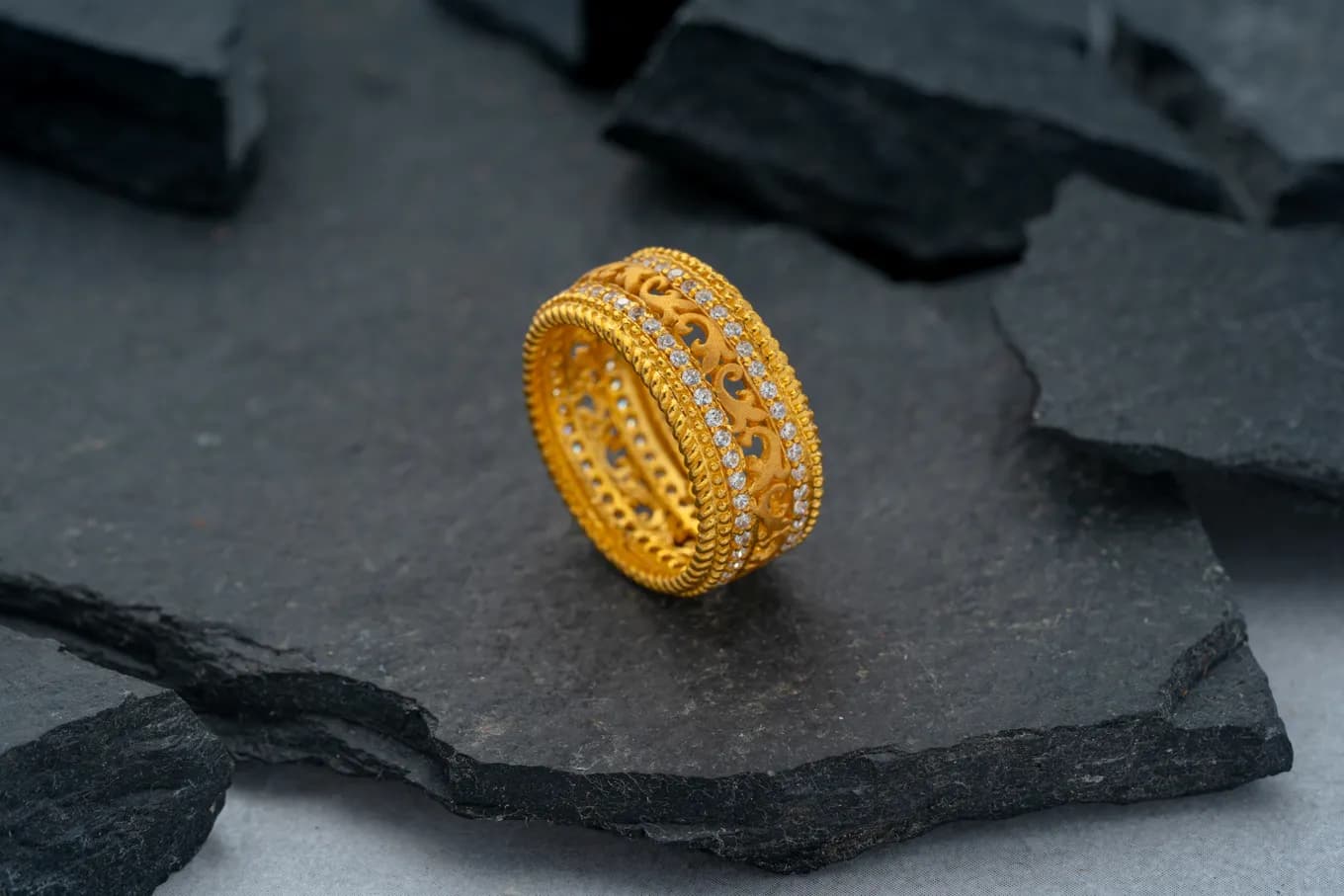 Artistic gold band – handcrafted gold RINGS (alternate view)